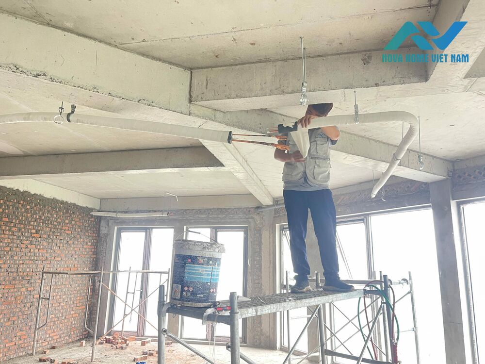 Hình ảnh thợ lắp đặt hệ thống điều hòa trung tâm