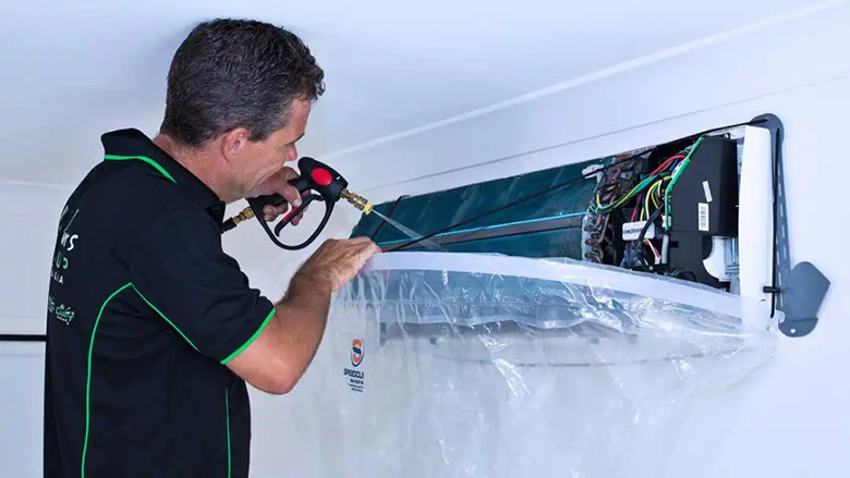 Điều hòa bị dơ dùng vòi xịt để rửa các bụi bẩn